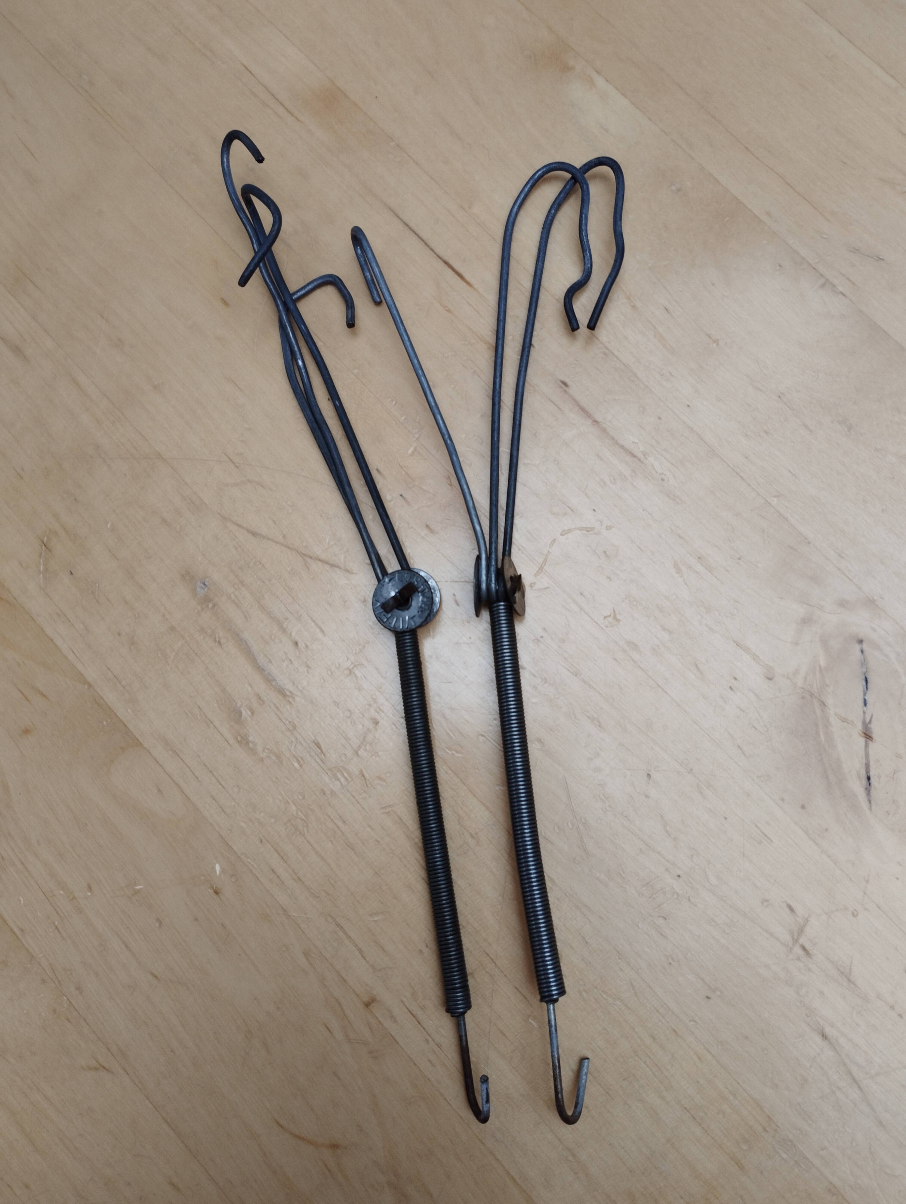 Lot de 2 assiettes en barbotine à motif raisin