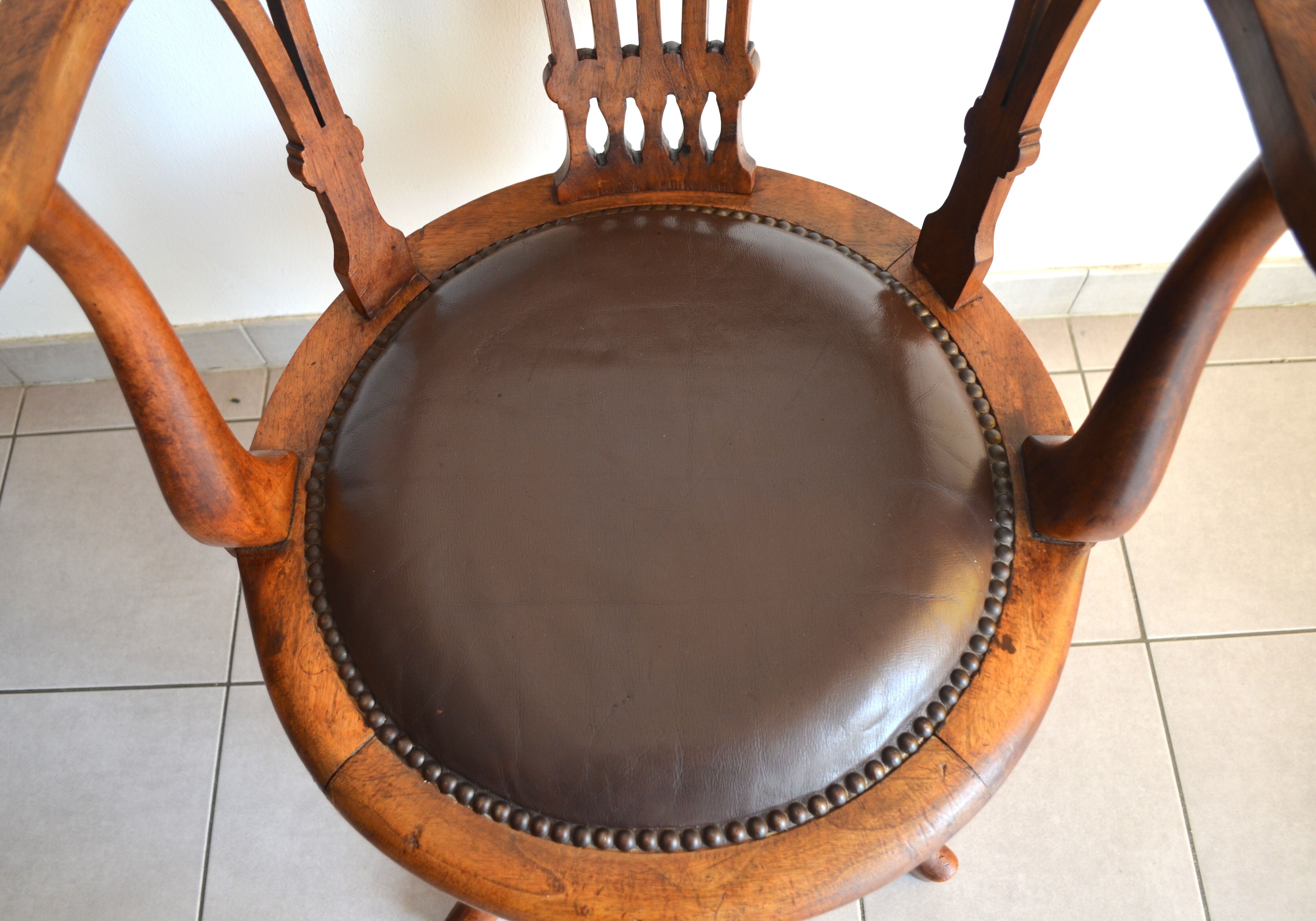 Swivel american office armchair