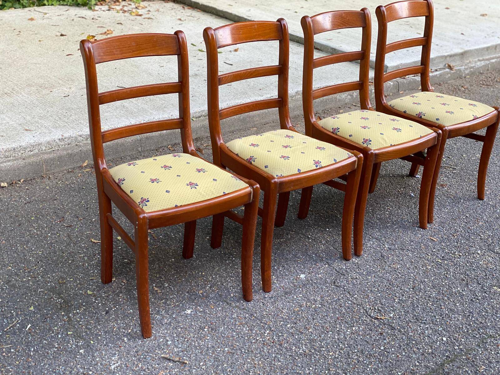 4 chaises en bois massif et tissu jaune fleurs Louis Philippe
