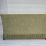 Canapé danois 2 places des années 1970, revêtement en velours, pieds en hêtre.