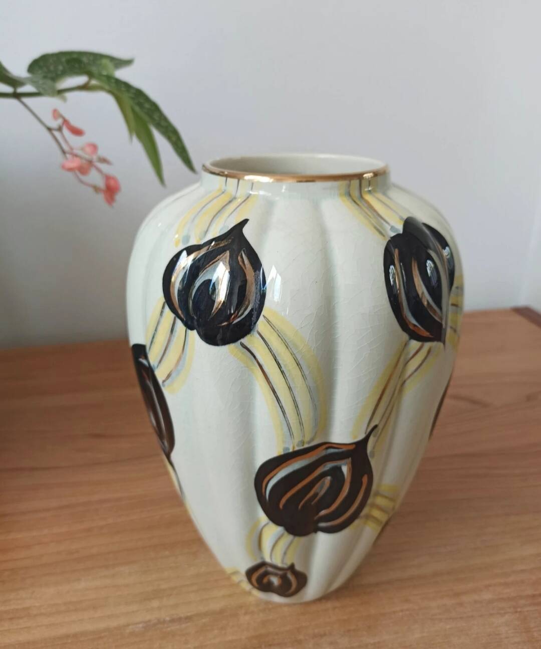 Vintage ceramic vase - Hand-painted decoration
