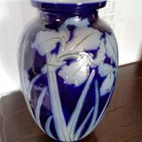Betschdorf - Grand Vase aux Iris en grès émaillé bleu cobalt