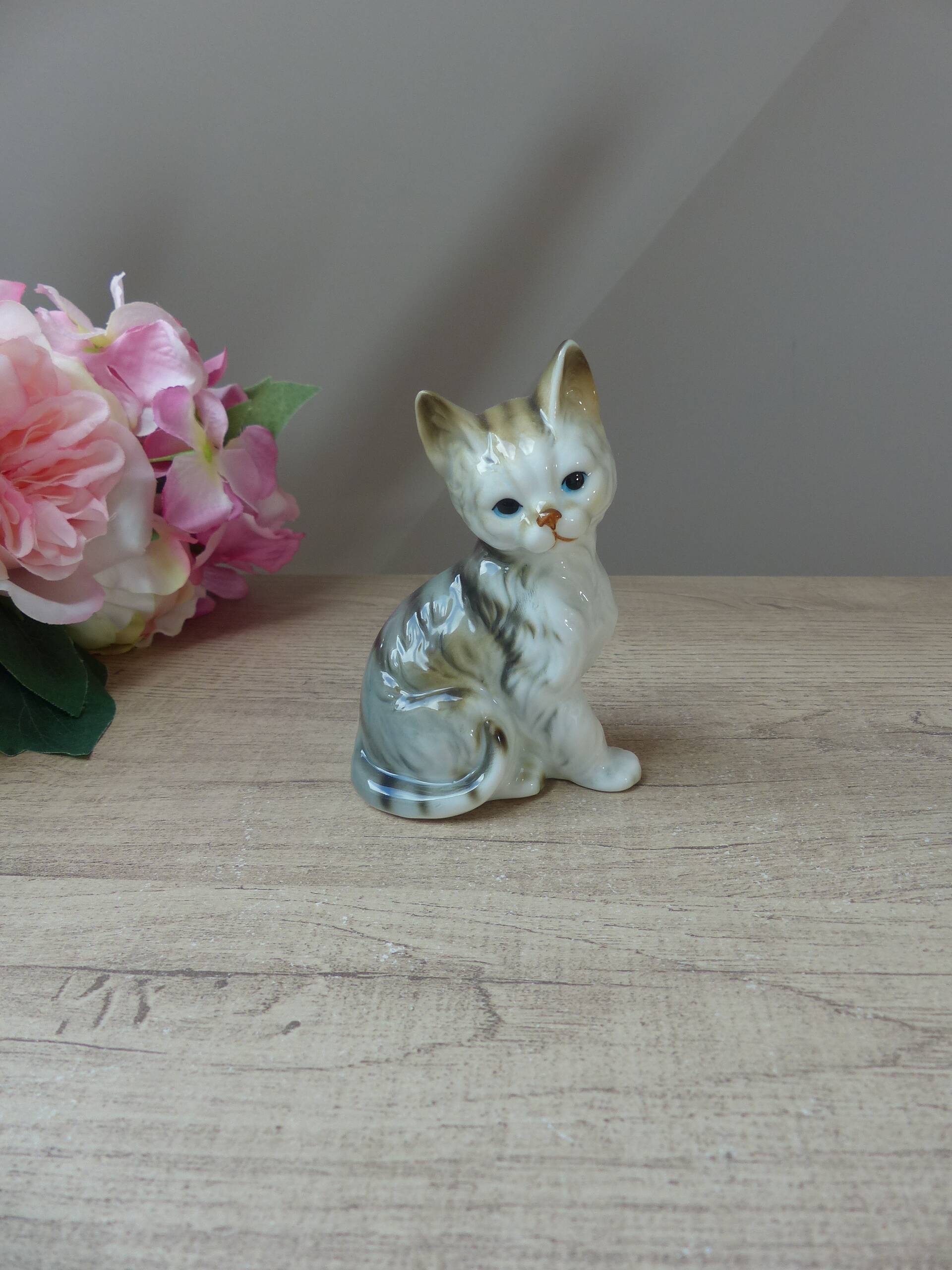 Vintage porcelain sitting cat figurine taiwan collection