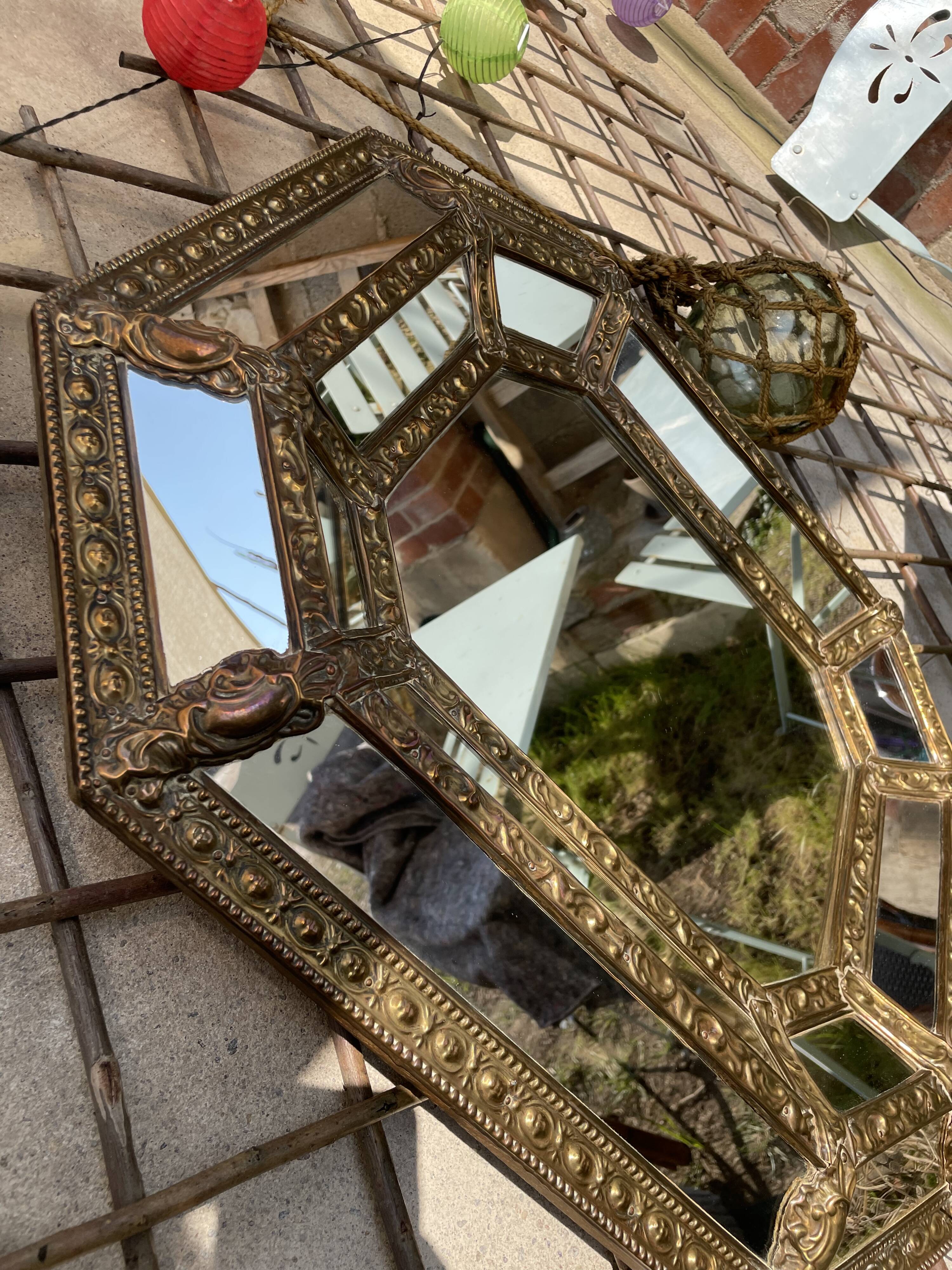 Mirror with parecloses