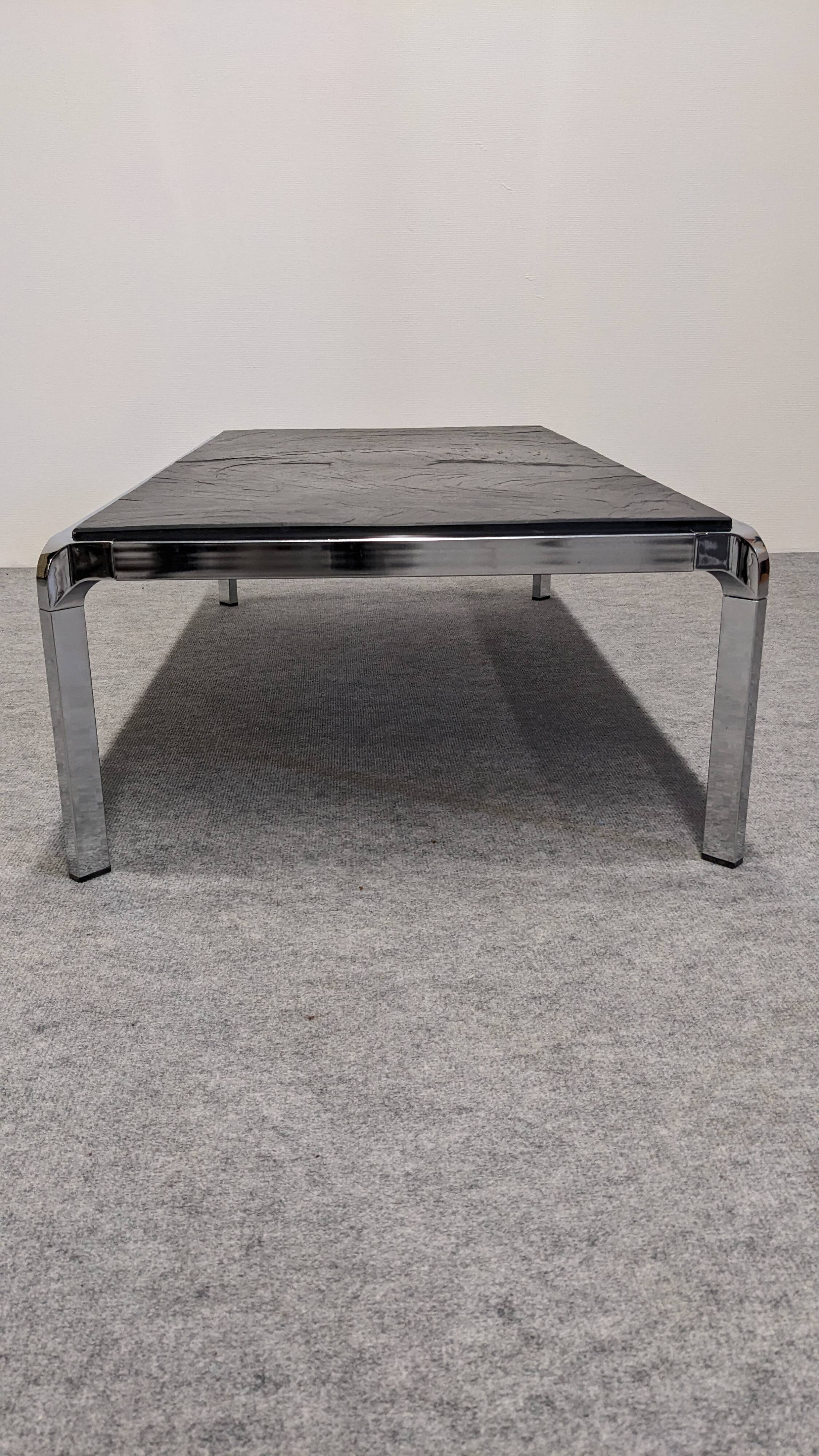 Table basse moderniste en ardoise et métal chromé, Italie vers 1970
