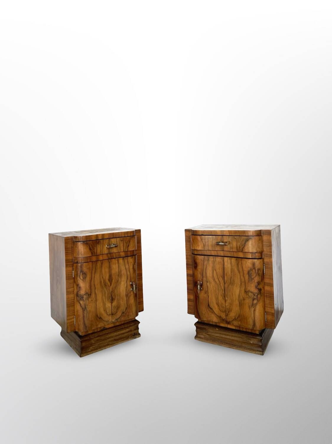 Tables de chevet Art déco italiennes en ronce de noyer, années 1930.