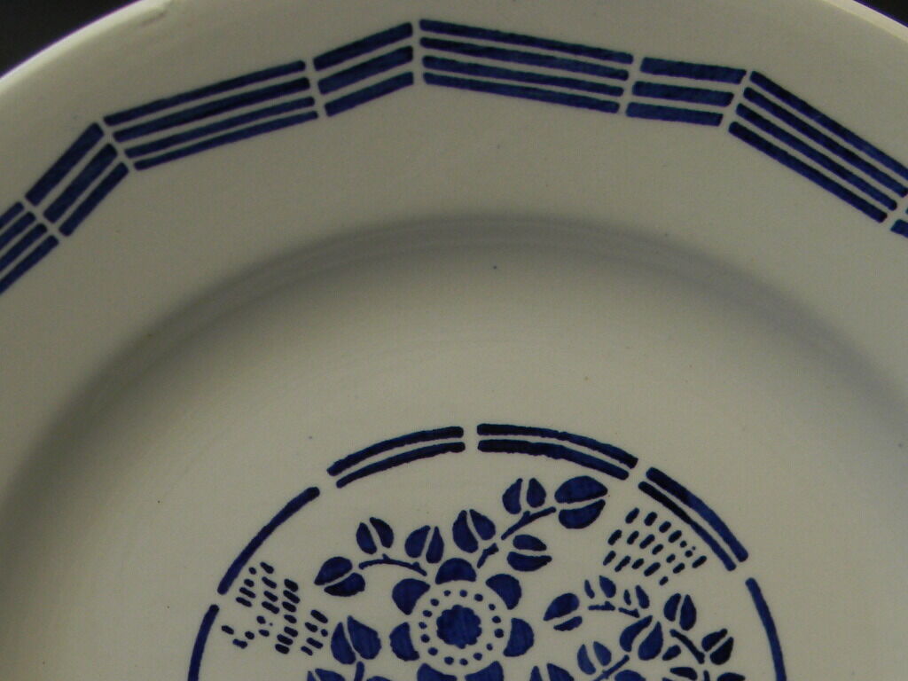 6 flat plates in earthenware from SAINT AMAND. Blue decoration.