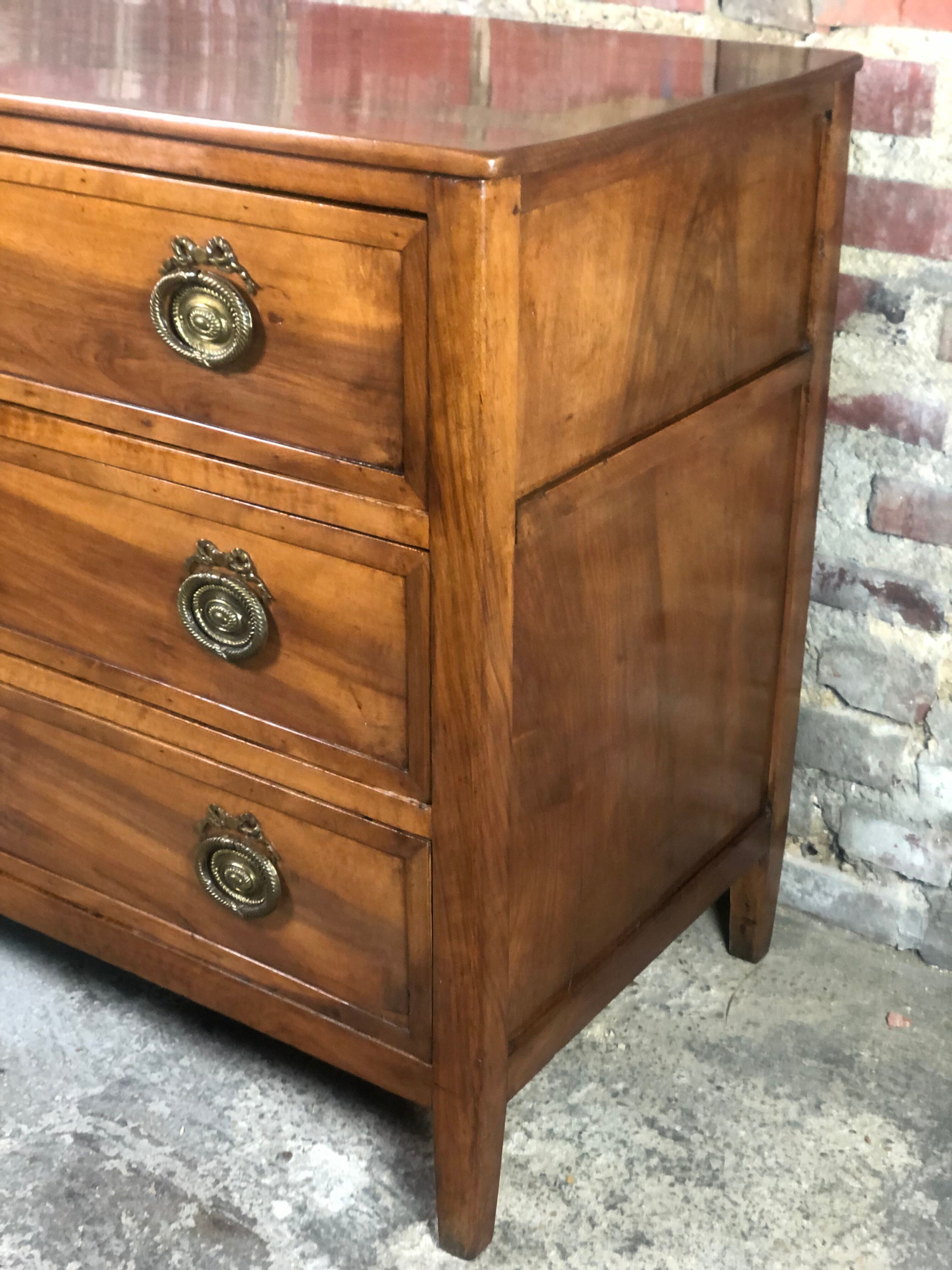 Commode époque Louis Philippe en noyer 3 tiroirs