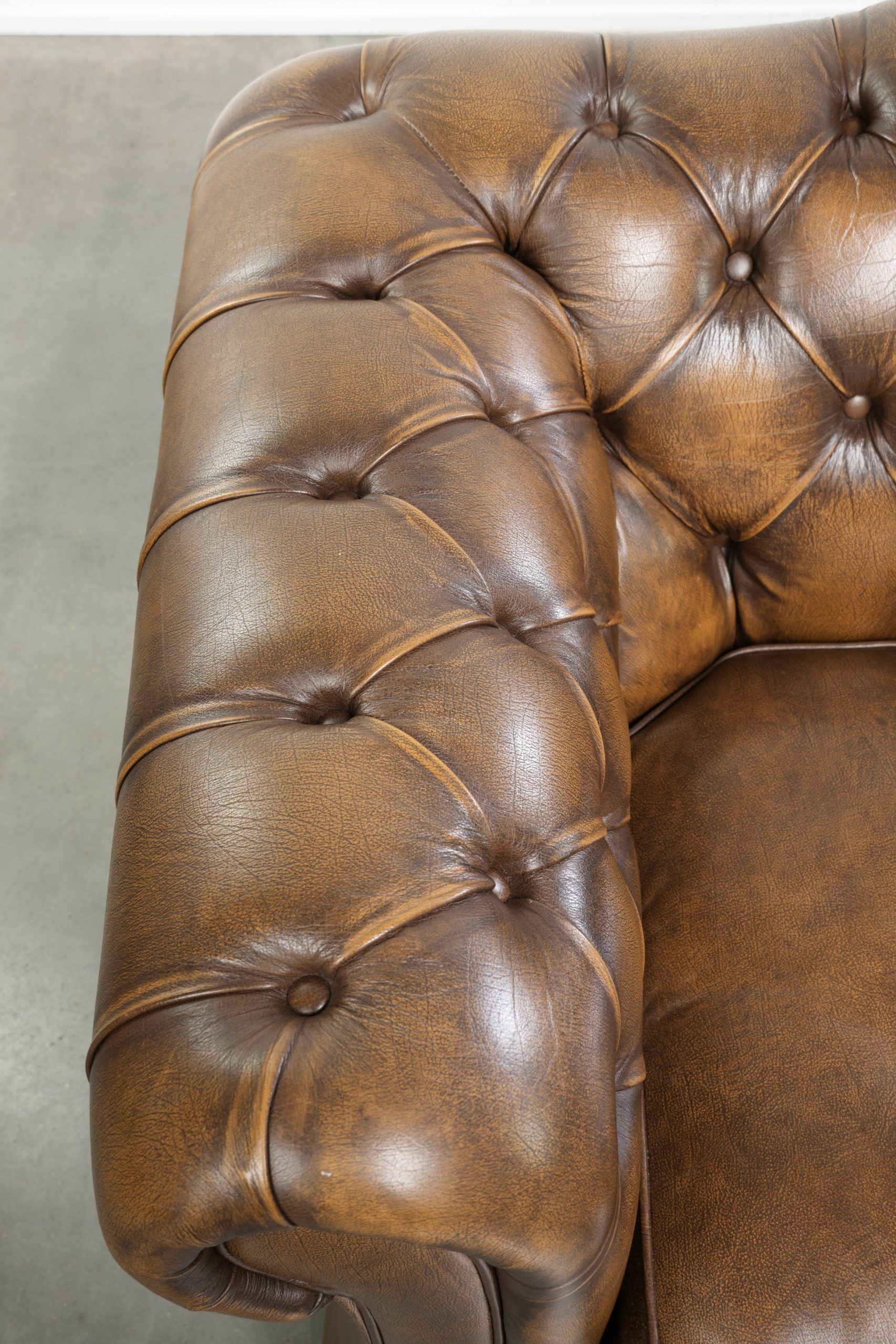 English cowhide leather Chesterfield 2-seater sofa in a luxurious colour