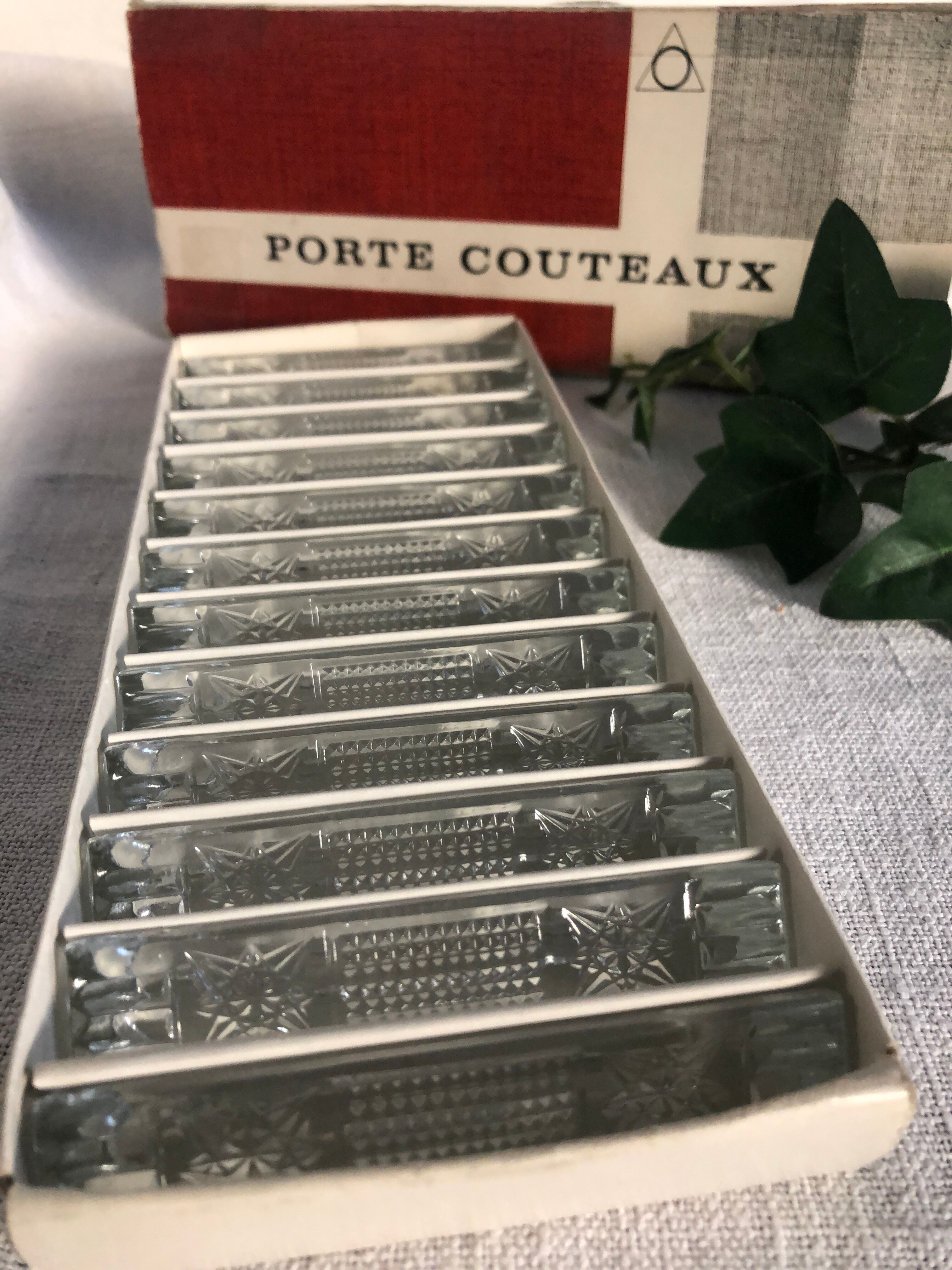 Set of 12 knife holders, diamond cut