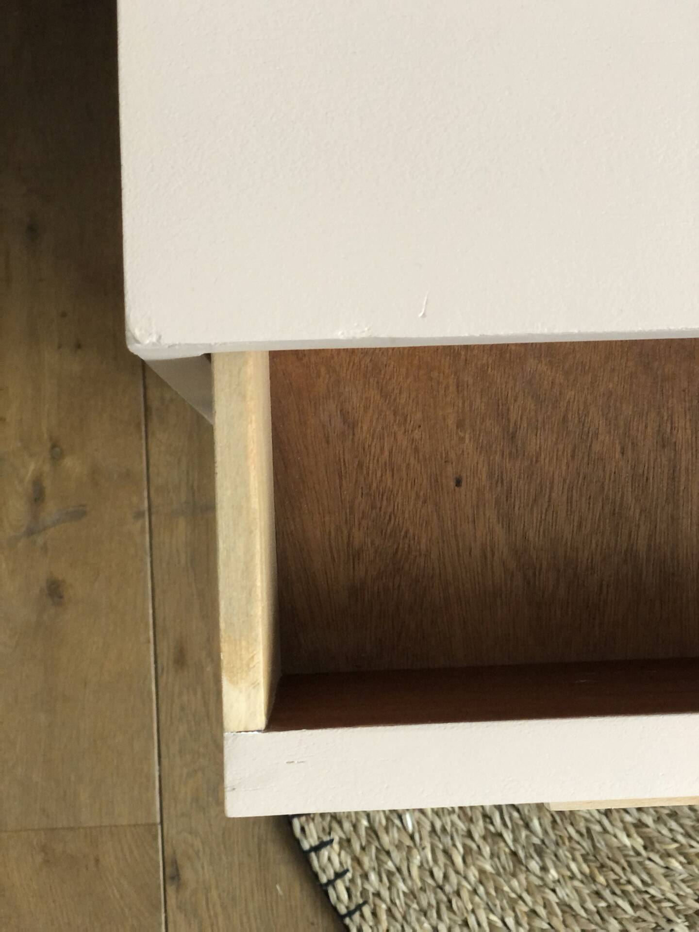 Commode rose rénovée