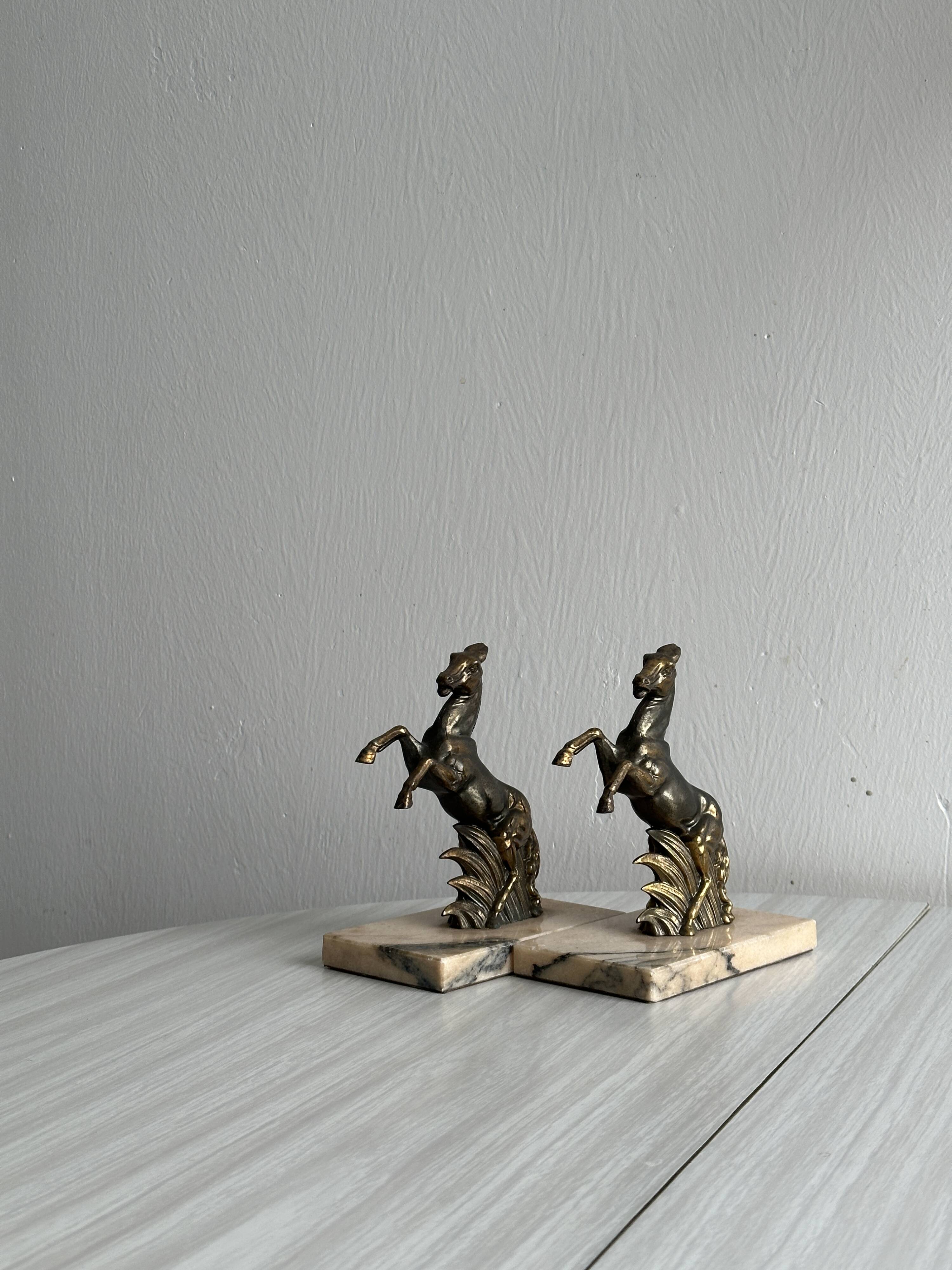 Paire de serre-livres en métal doré