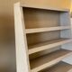 Étagère présentoir inclinée en bois peint