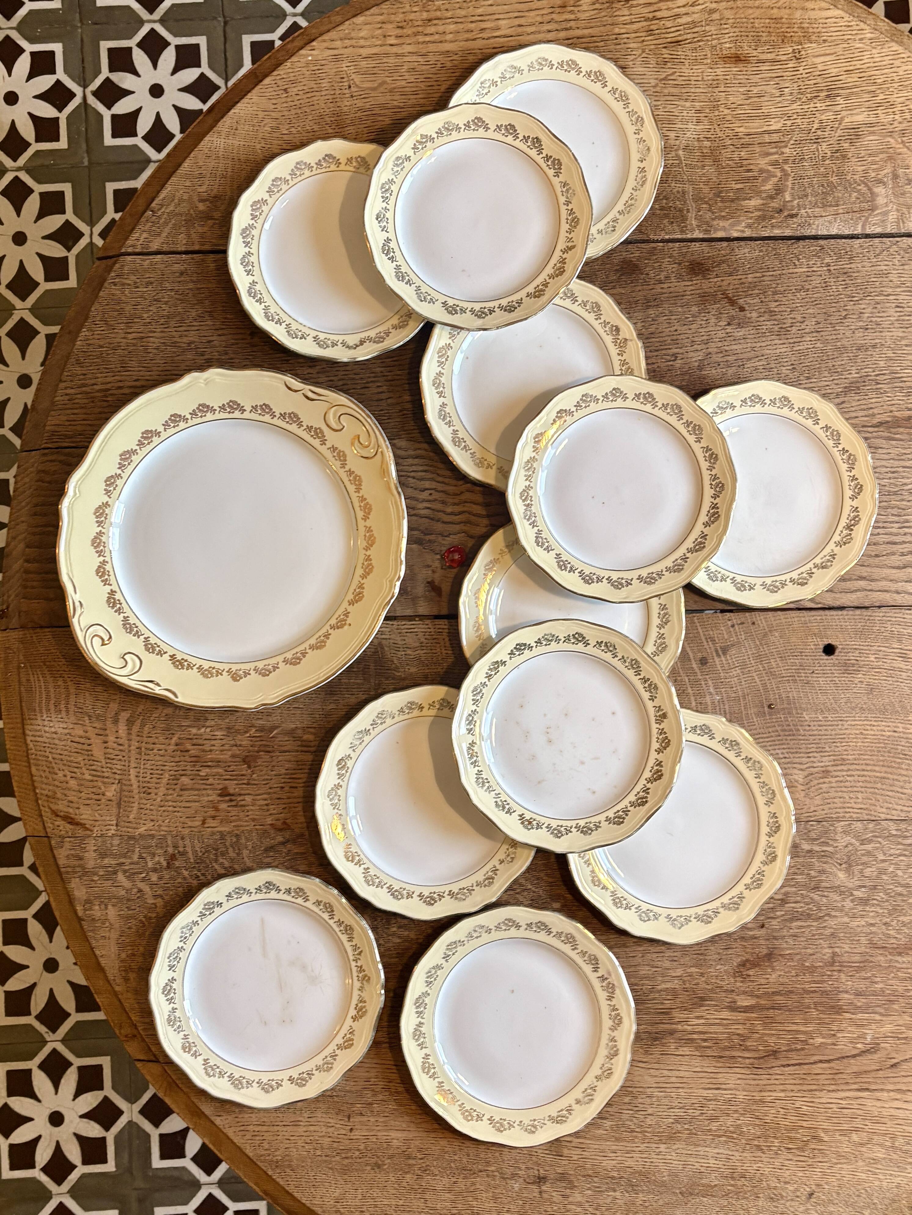 Vintage cake service l'Amandinoise in yellow and gold