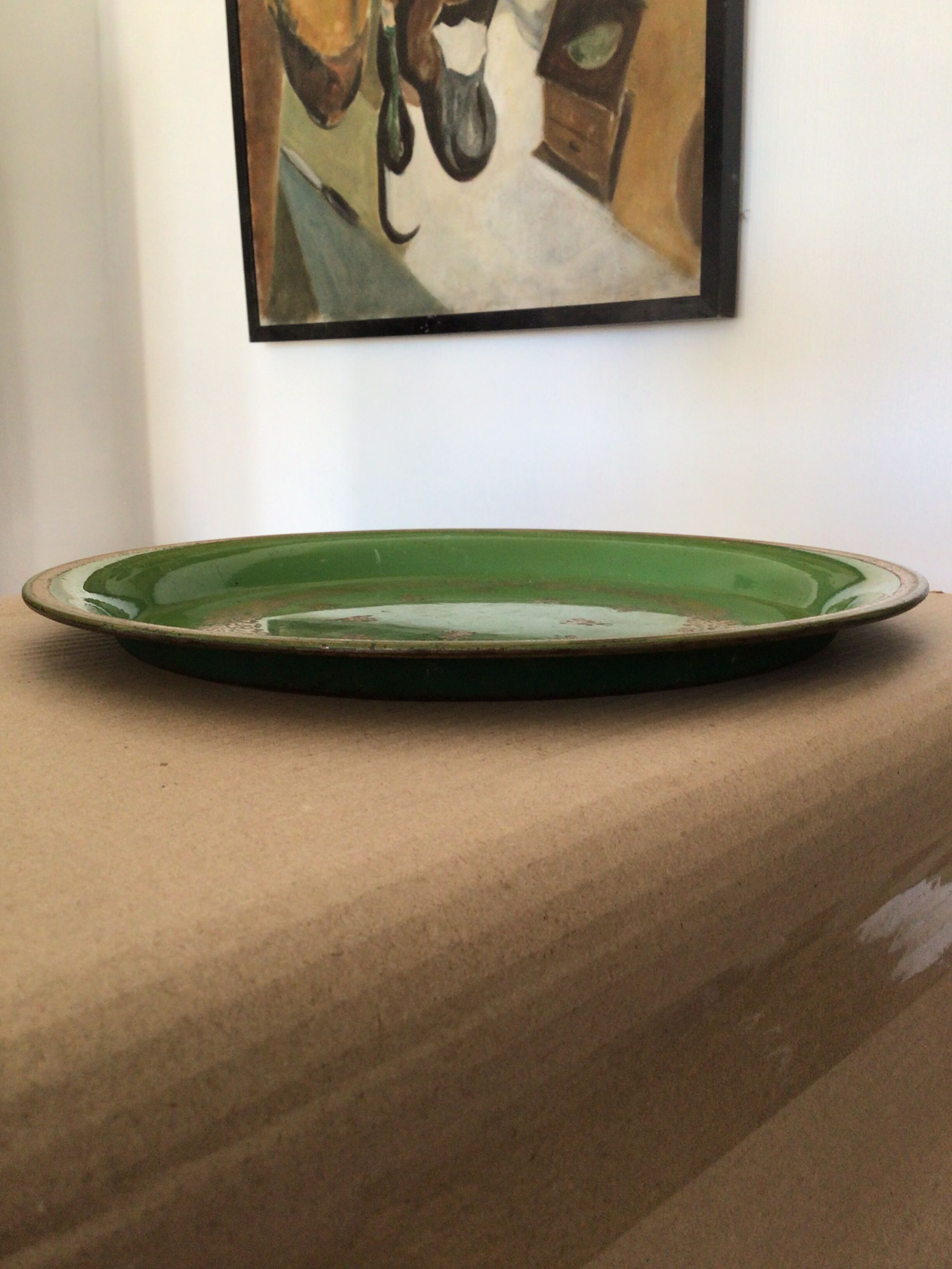 Round painted sheet metal tray