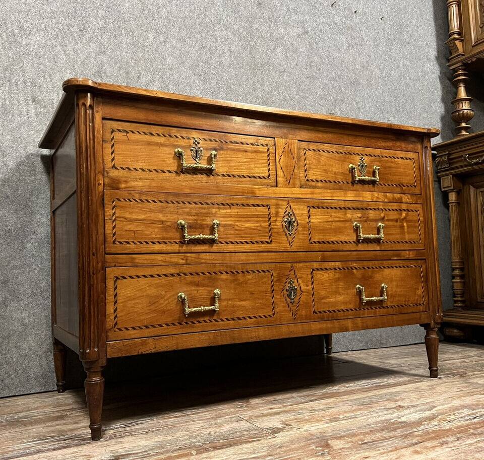 Louis XVI period chest of drawers in precious wood marquetry circa 1760