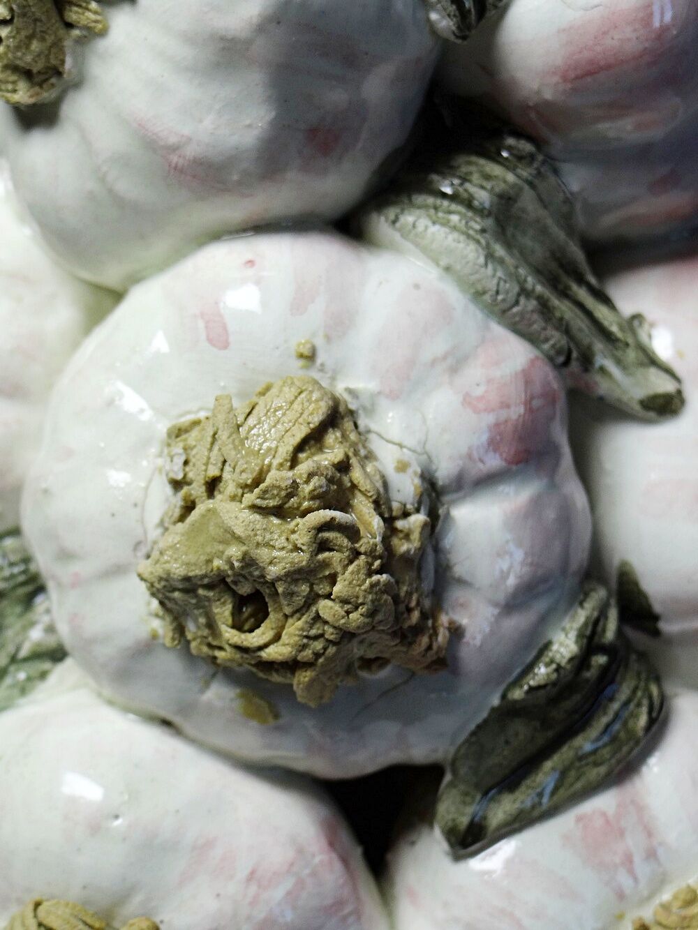 Vintage trompe-l’œil garlic pyramid in glazed ceramic from Manises, Spain.