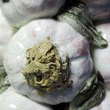 Vintage trompe-l’œil garlic pyramid in glazed ceramic from Manises, Spain.