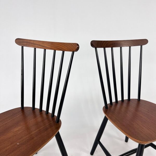 2 chaises scandinaves à dossier fuseaux, années 1970