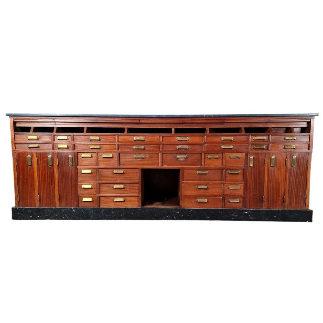 Grand comptoir de pharmacie Art Déco en acajou et marbre, 1909