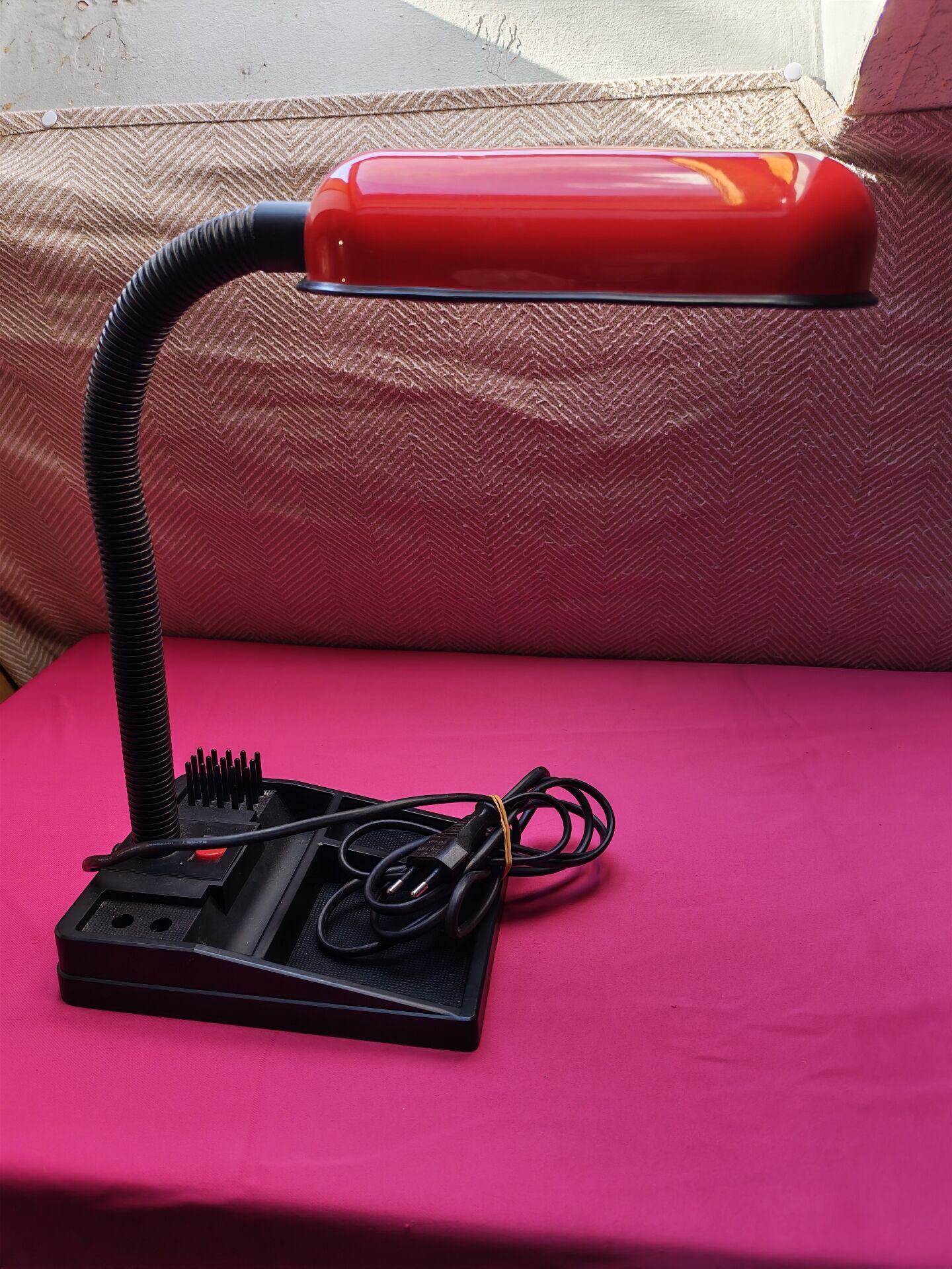 Vintage red and black desk lamp organiser - Elite Products Hol