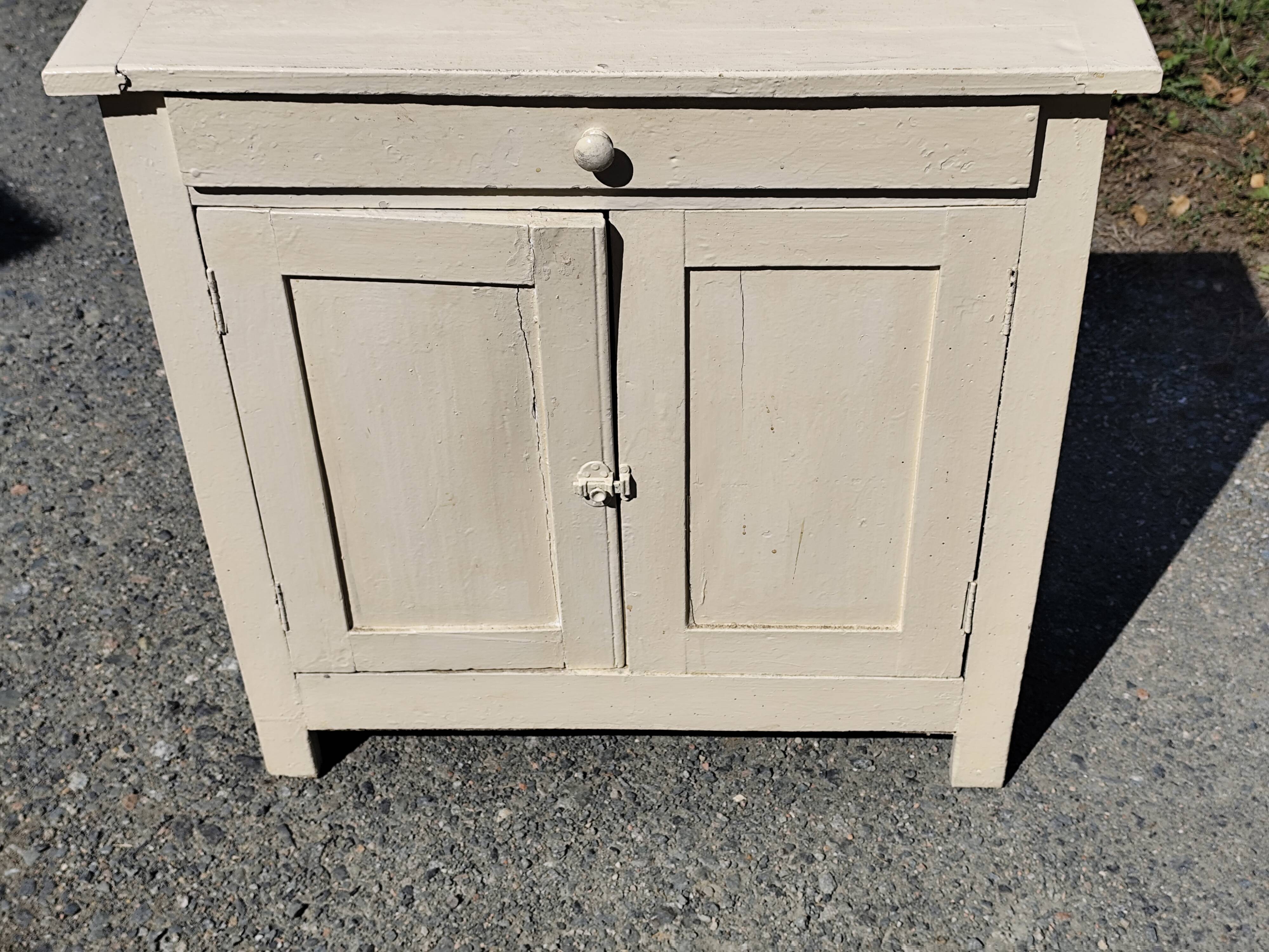 Small Parisian sideboard with one drawer and two doors, white lacquered