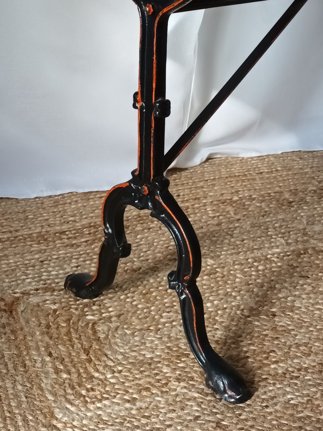 Table bistrot vintage plateau brutaliste noyer