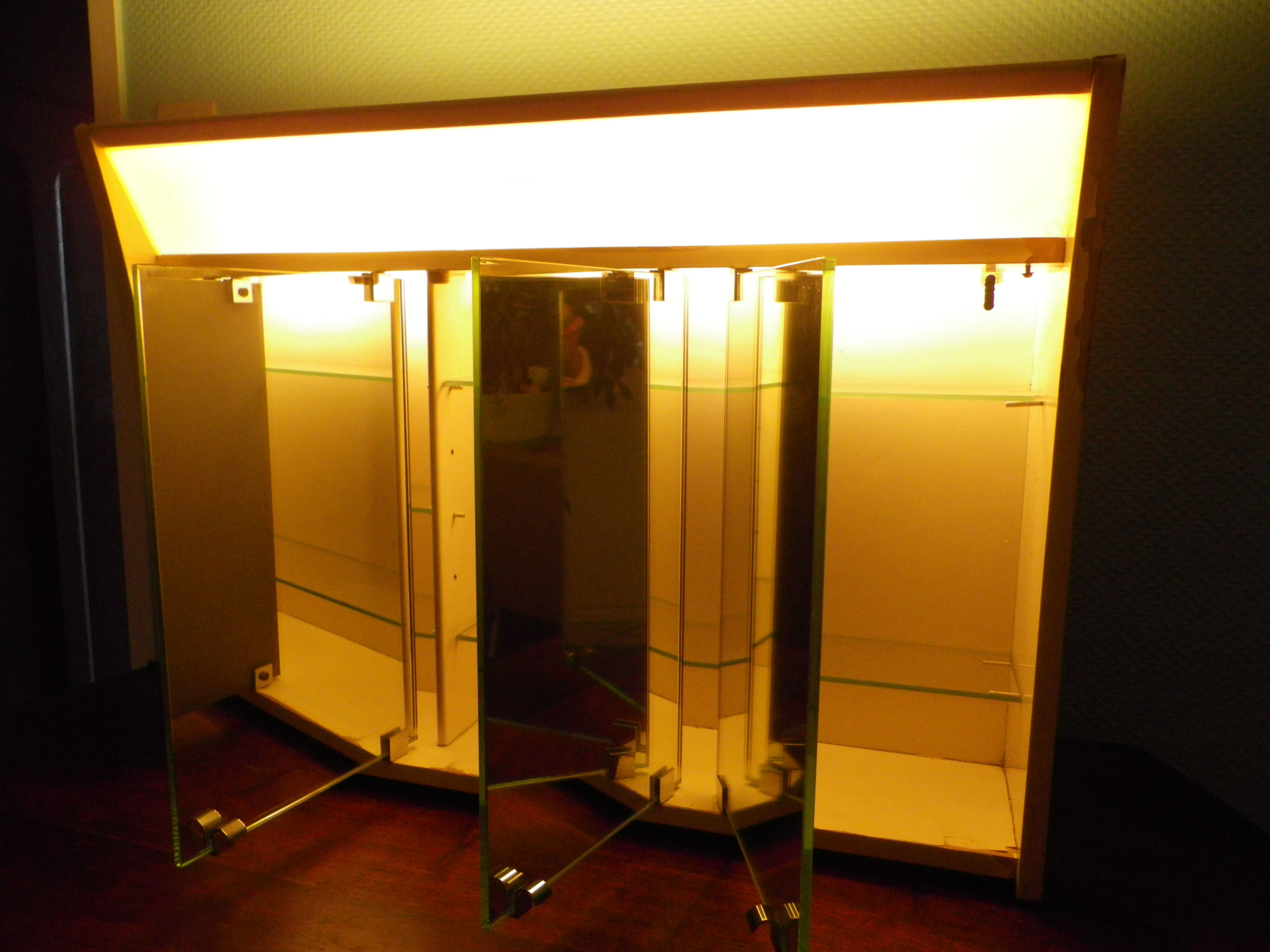 Pharmacy cabinet, 3 mirror doors, double lighting, power outlet and Bakelite switch