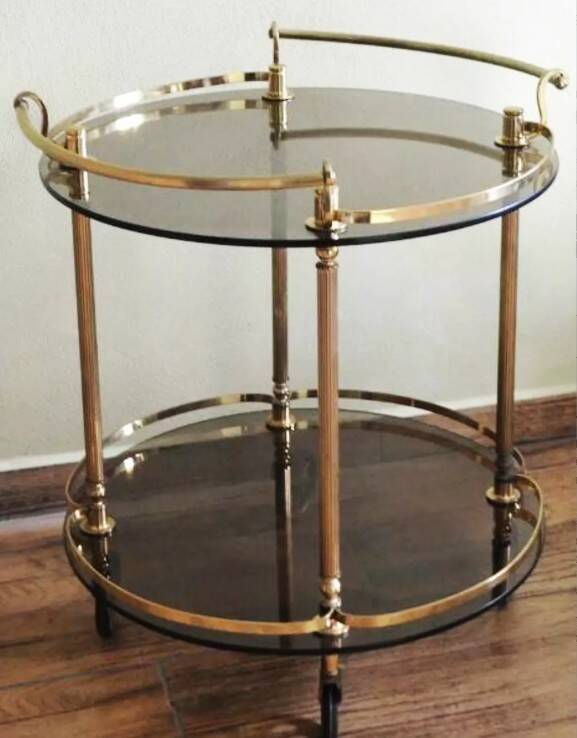 Desserte néoclassique en laiton et et verre fumé, milieu XXème