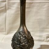 Vase en étain décor fleurs. Signé A. Thévenin