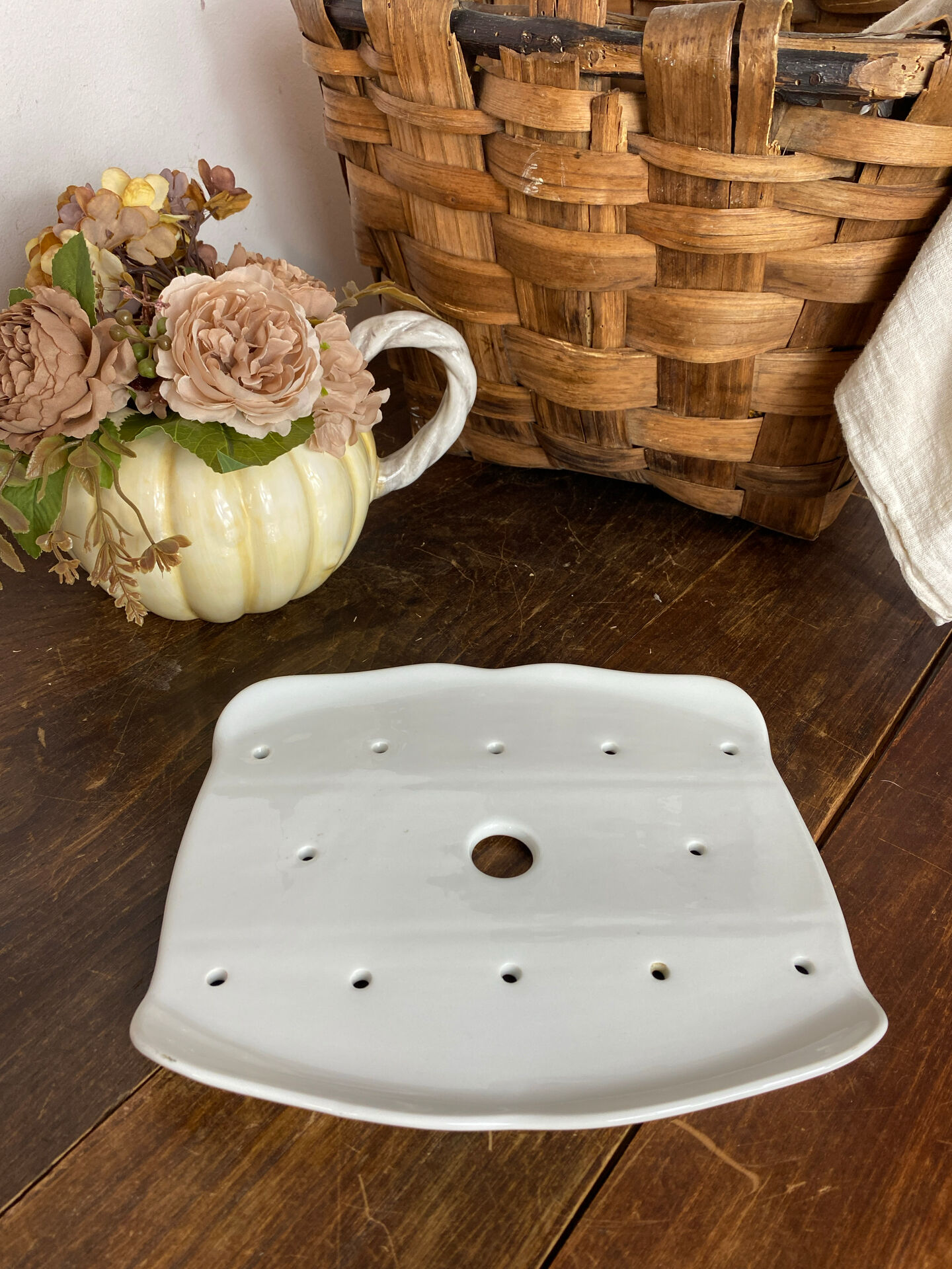 White porcelain draining plate