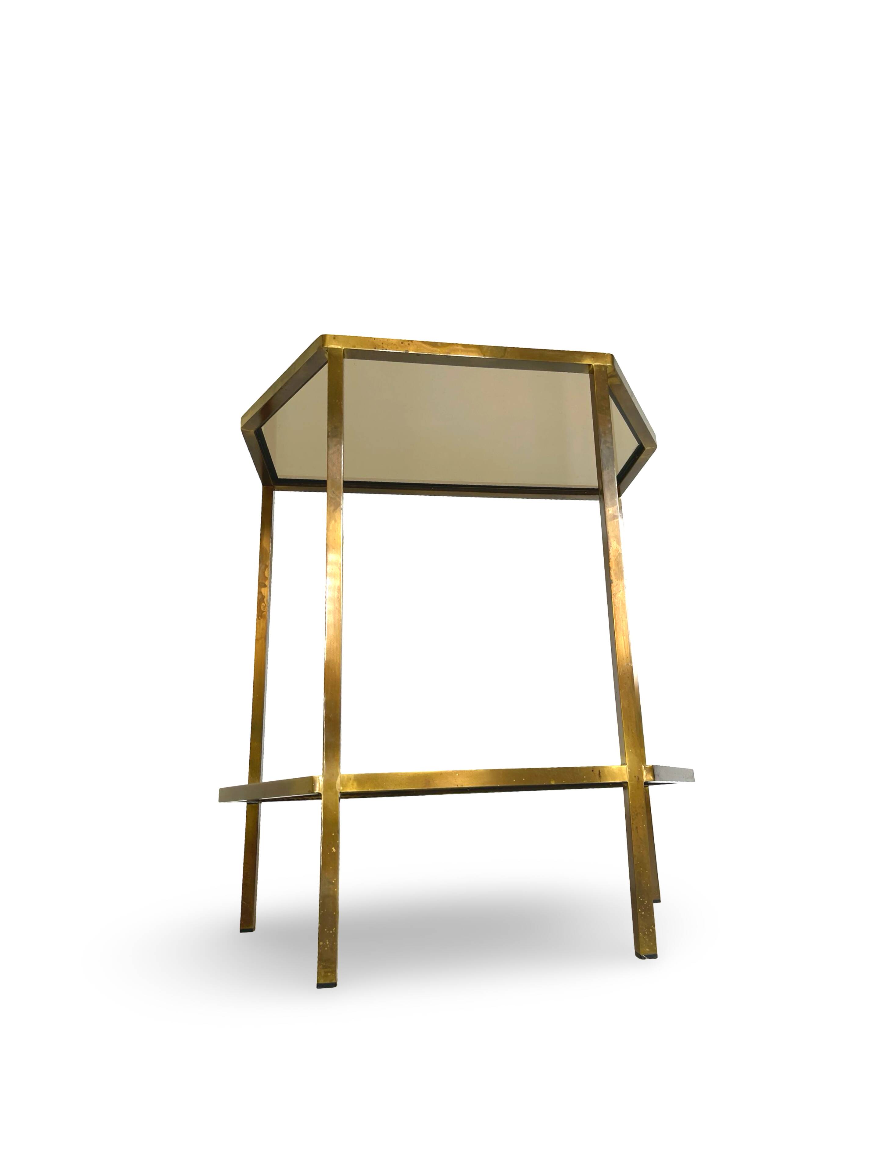 Table d'appoint italienne demi-hexagonale en laiton des années 1970.