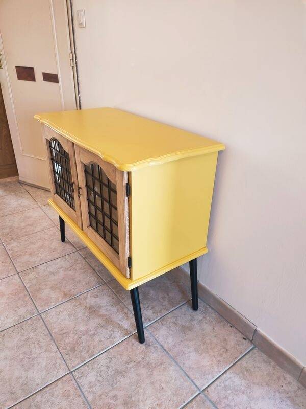 Joli petit buffet vintage jaune et noir avec portes vitrées