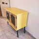 Joli petit buffet vintage jaune et noir avec portes vitrées