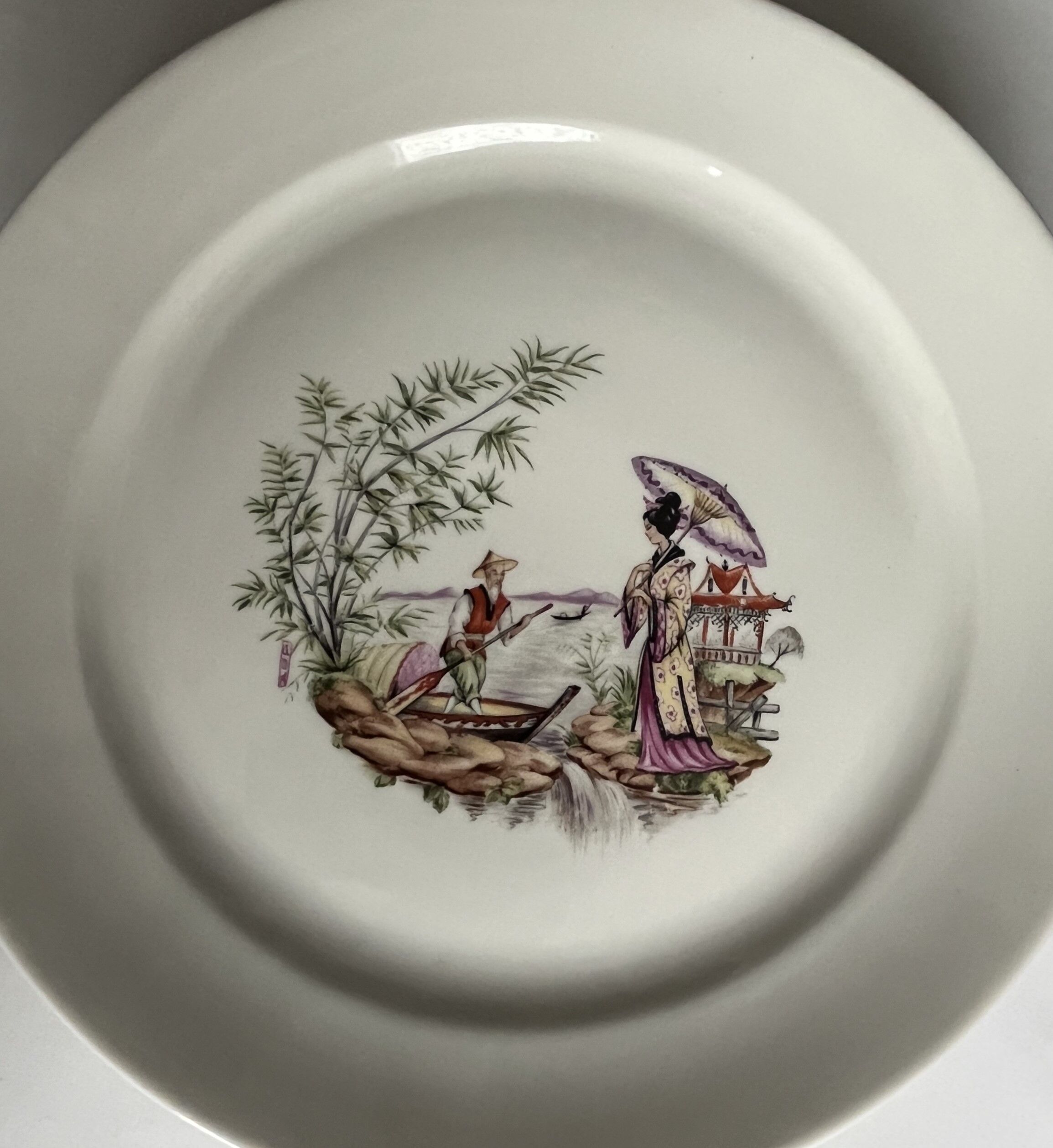 6 assiettes en porcelaine fine