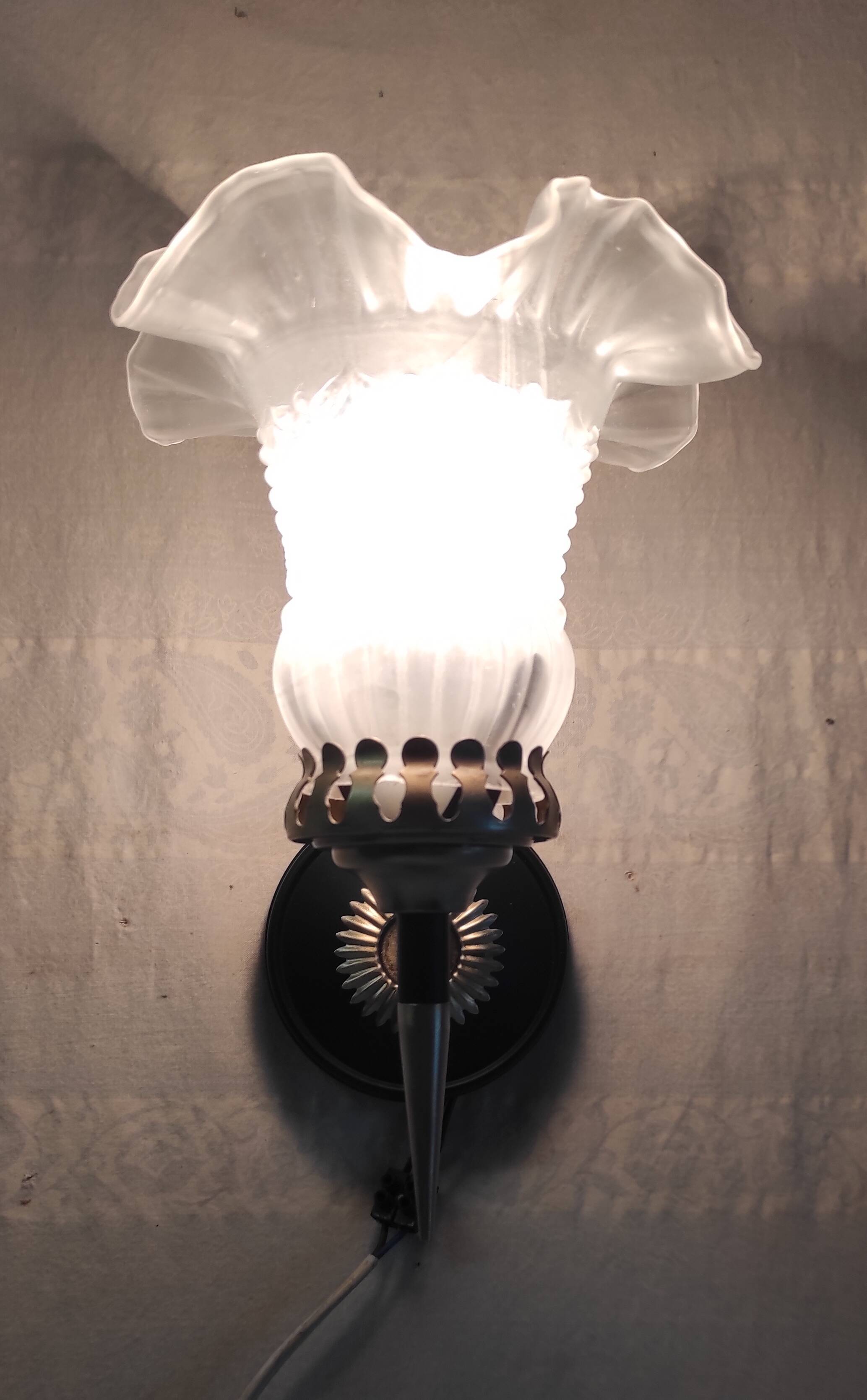 Art Deco wall light in brass with glass shade - mid 20th century.