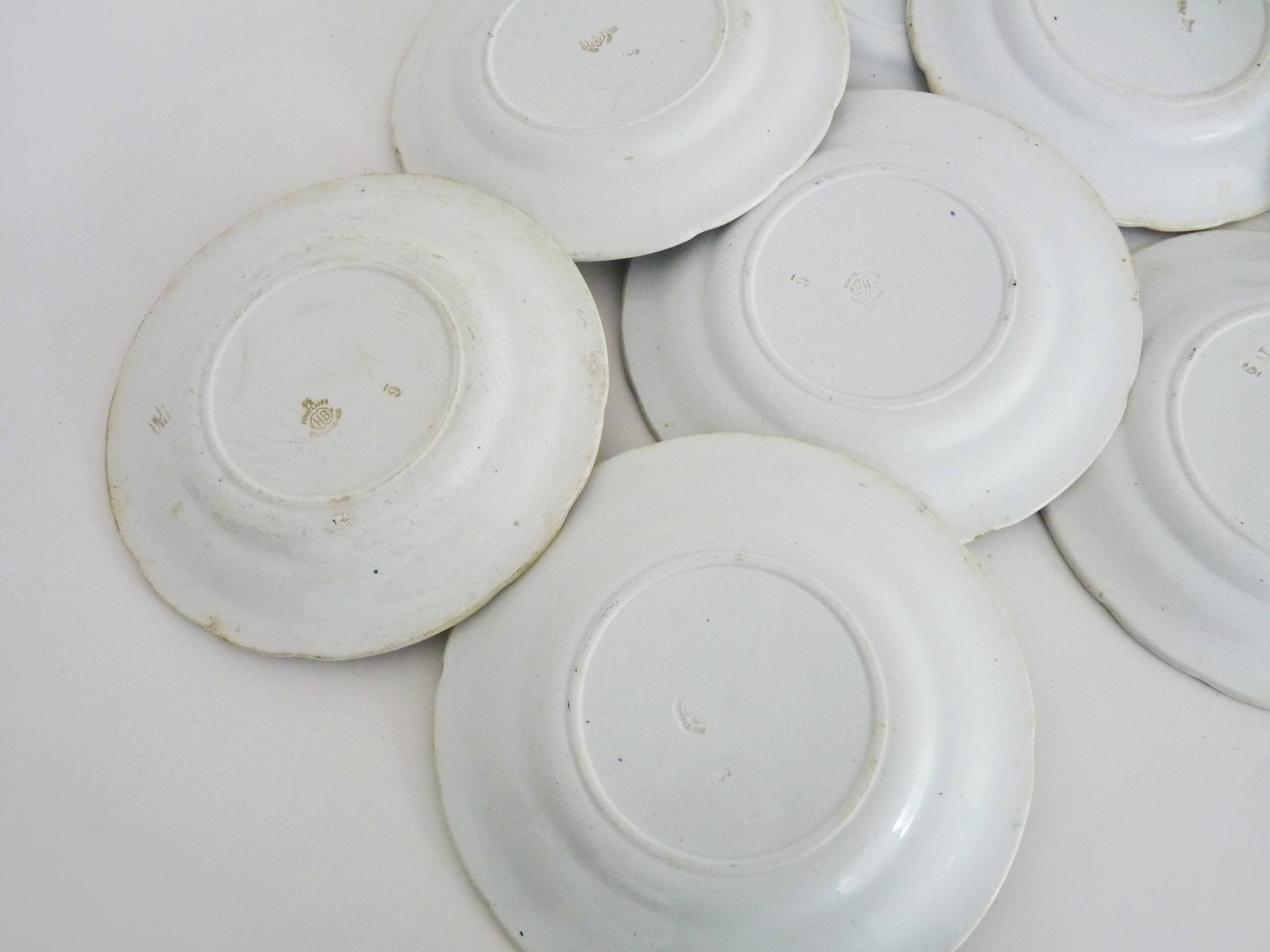 10 assiettes à dessert en faïence signées HB Choisy le roi XIXème