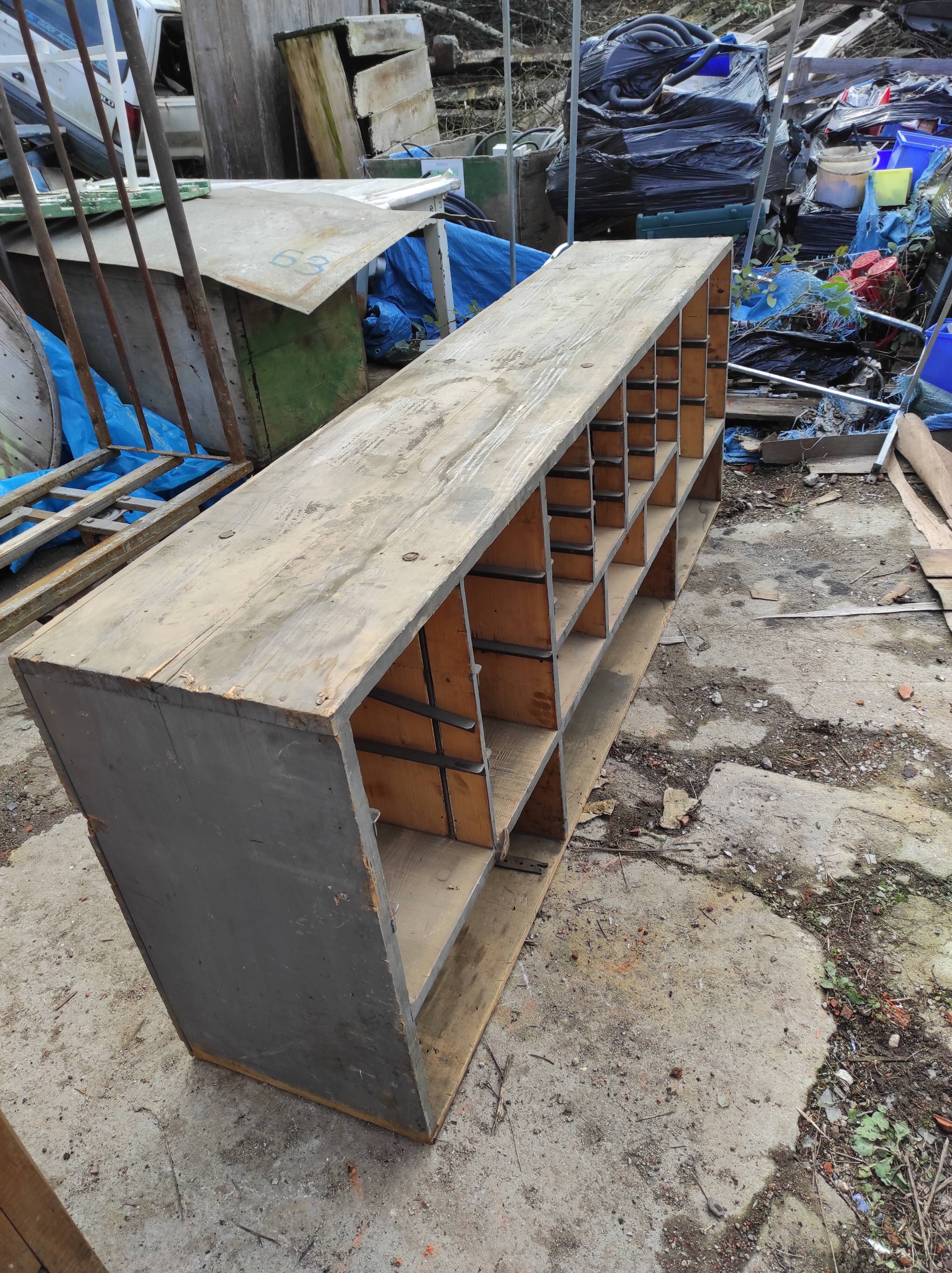 Ancien meuble casier d'atelier industriel en bois de sapin