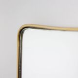 Paire de miroirs étroits en laiton doré. Circa 1970.