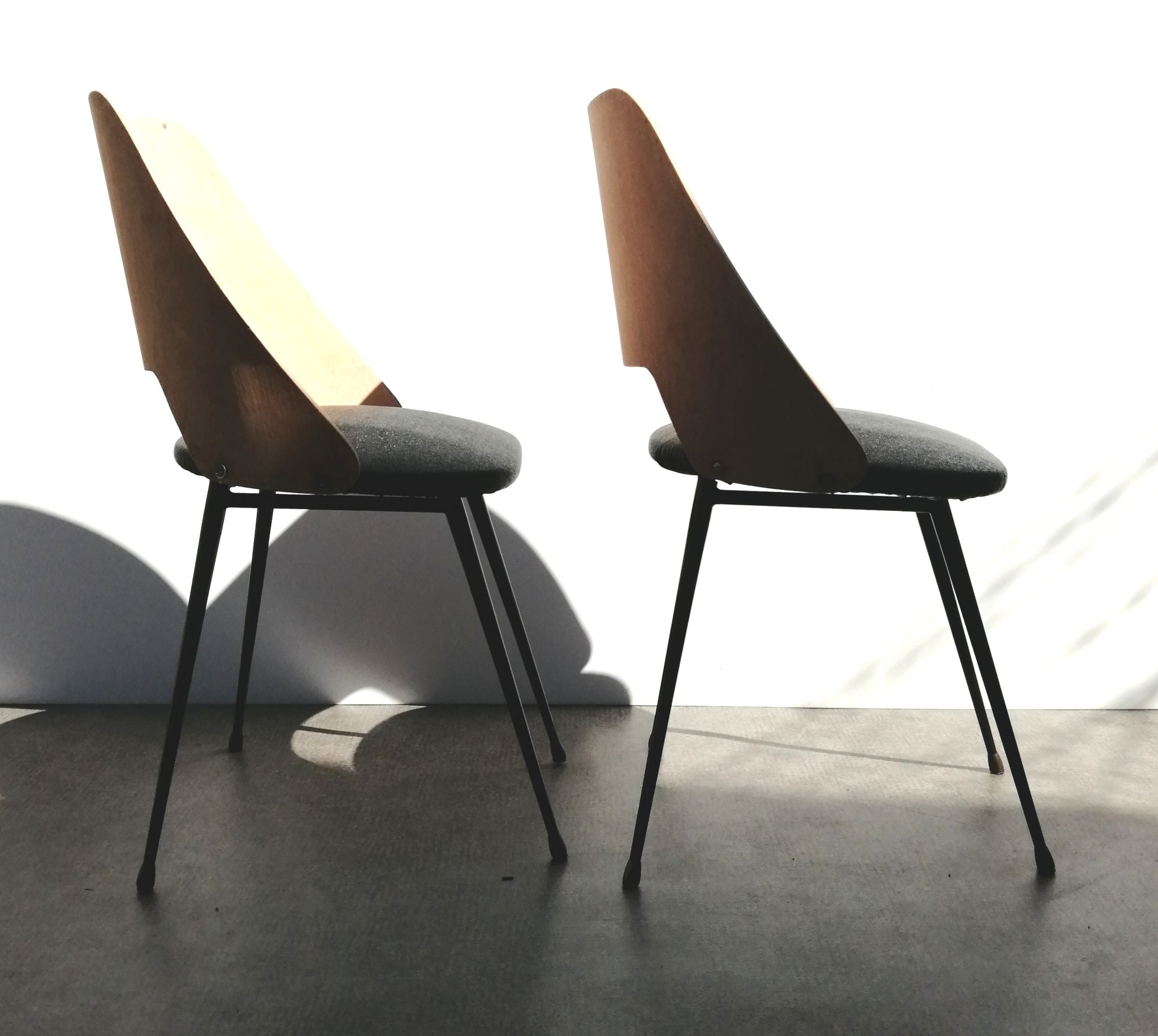 Paire de chaises tonneau bois et skai vintage 1960