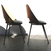Paire de chaises tonneau bois et skai vintage 1960