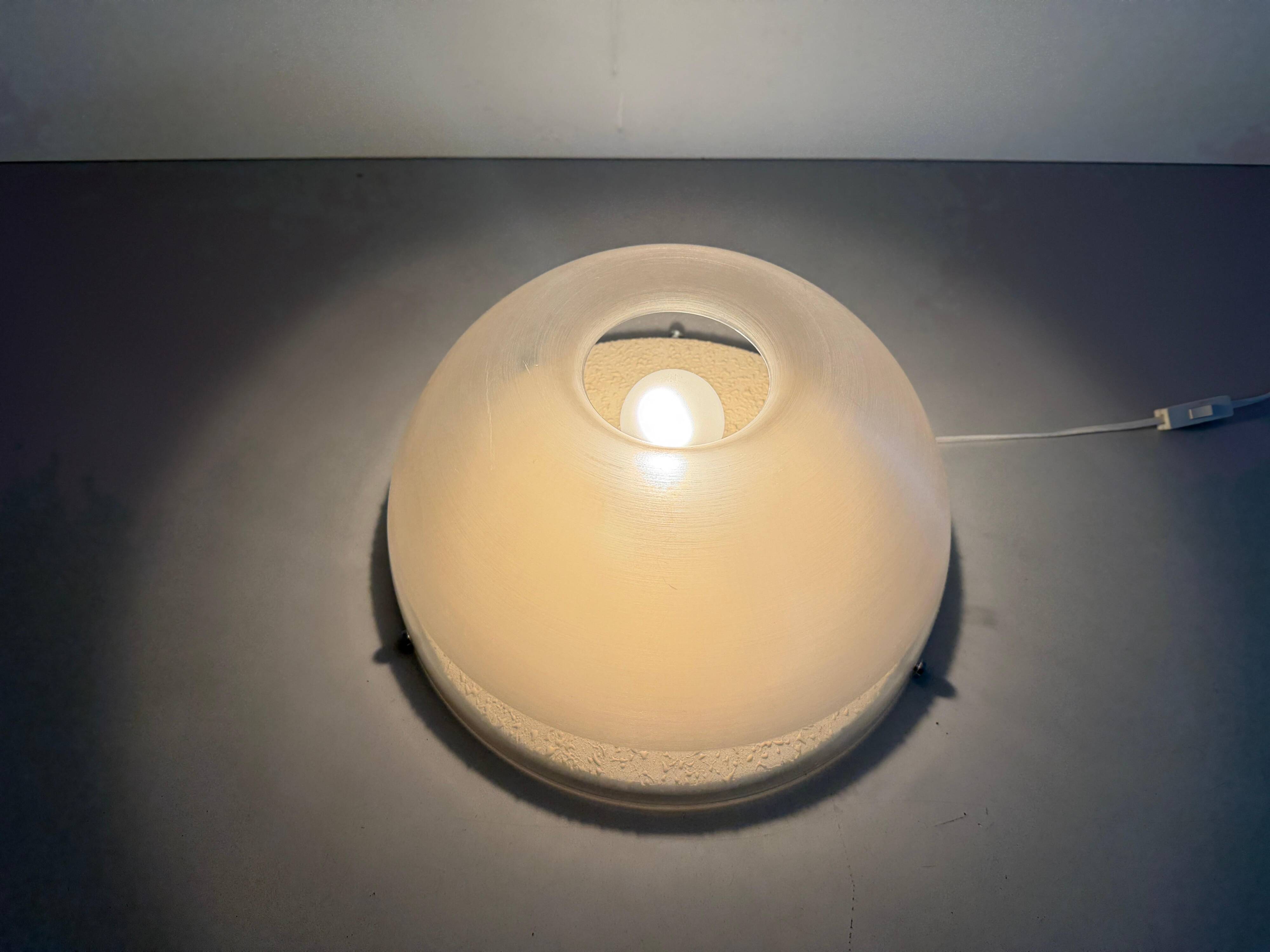 Lampe de table en métal semi-transparent et plexiglas par Harvey Guzzini, années 1960, Italie