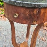 Paire de guéridons / tables de nuit en bois et marbre avec tiroirs