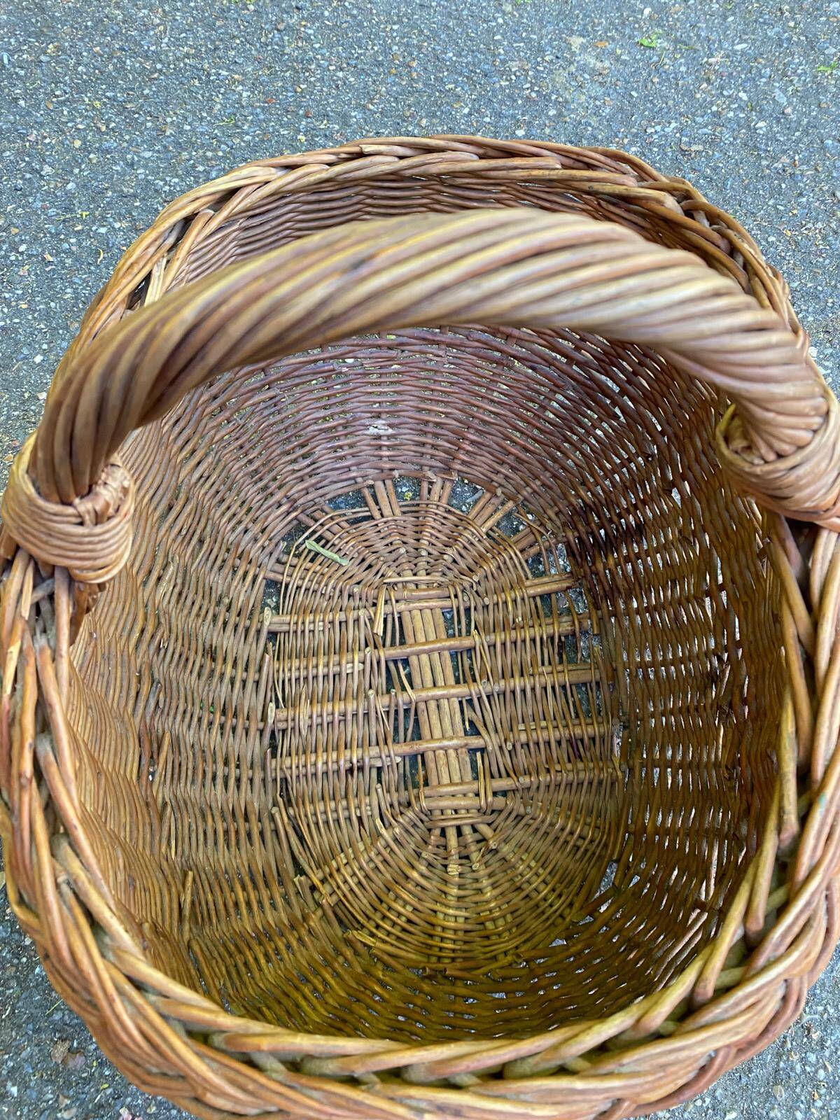 Round oval basket in rattan and woven wicker with handle