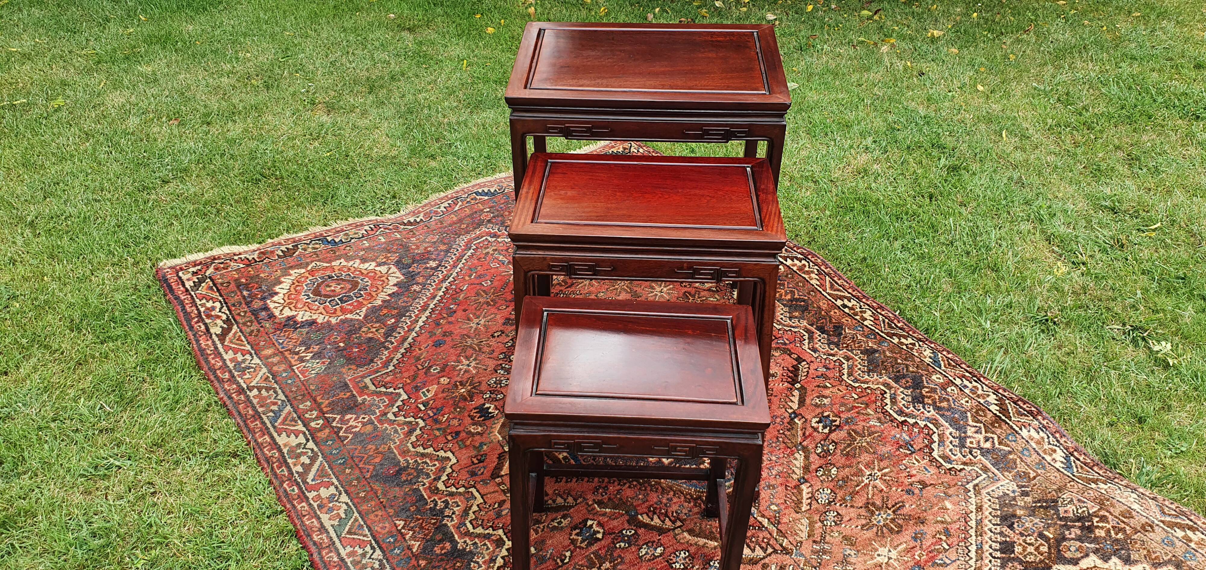 Table Chinese trundle made of rosewood.