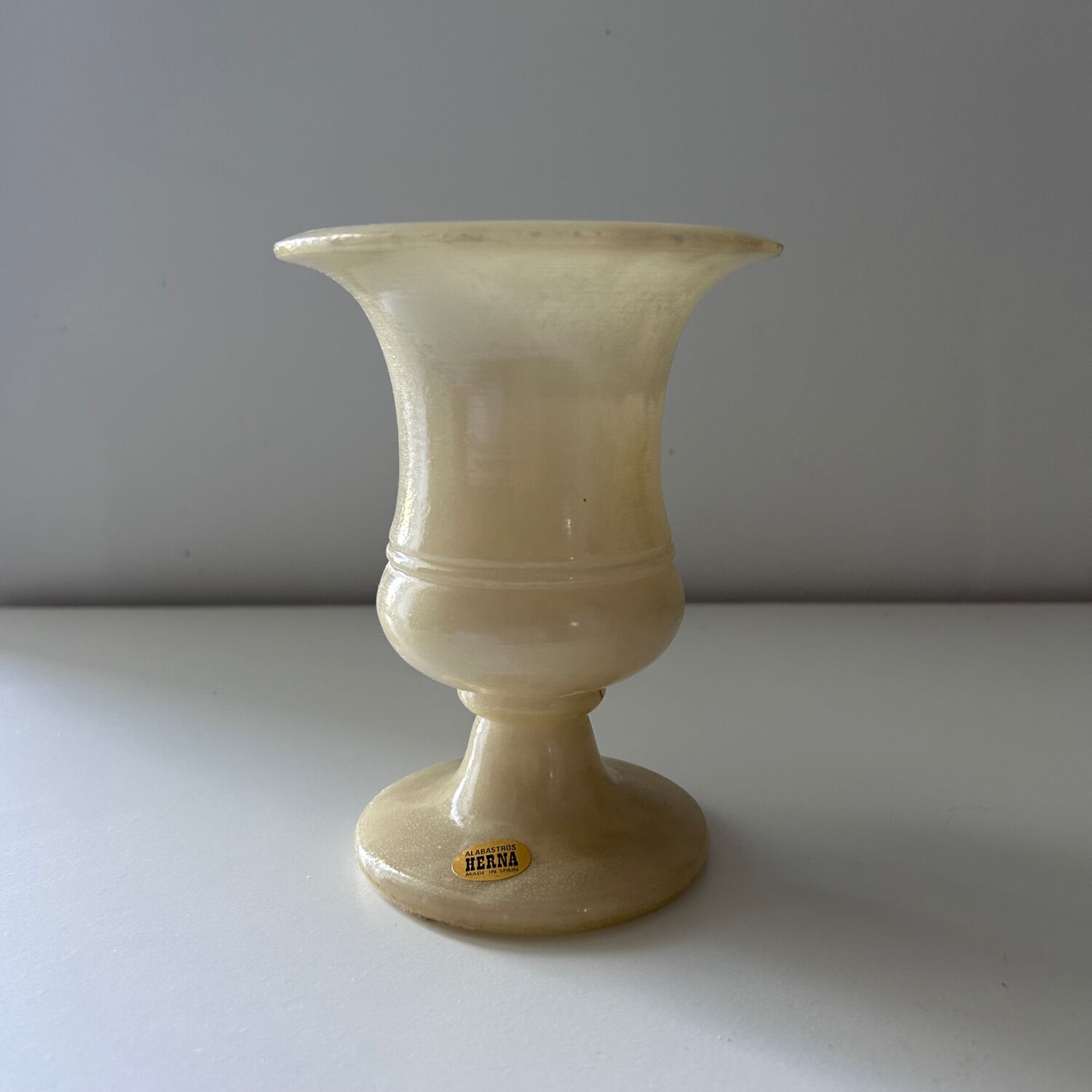 Small Médicis vase in alabaster