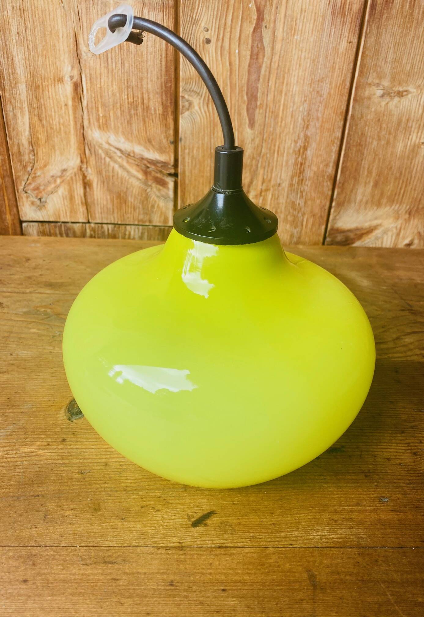 Suspension en opaline jaune vintage 70