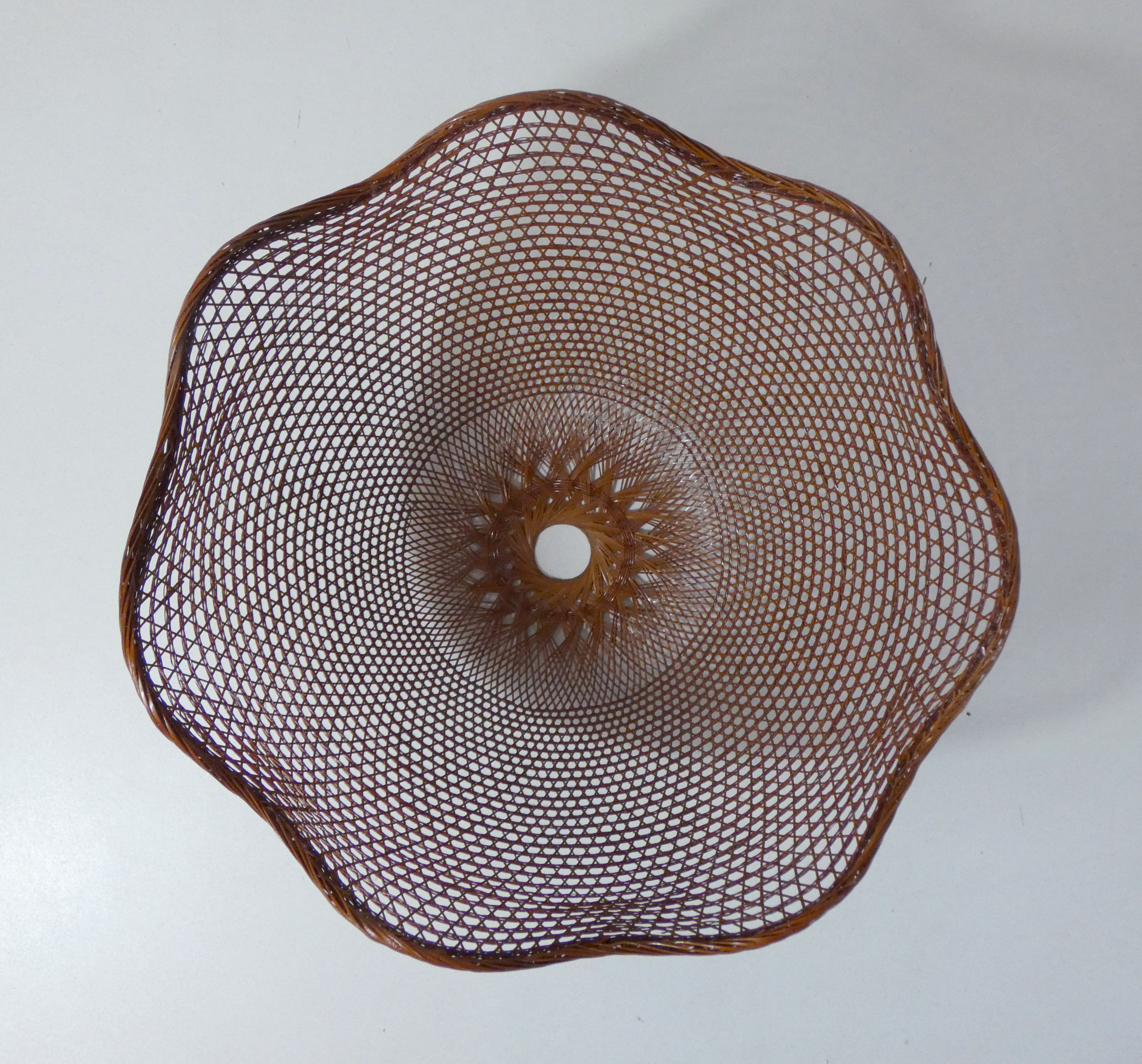 Suspension fleur en rotin vintage