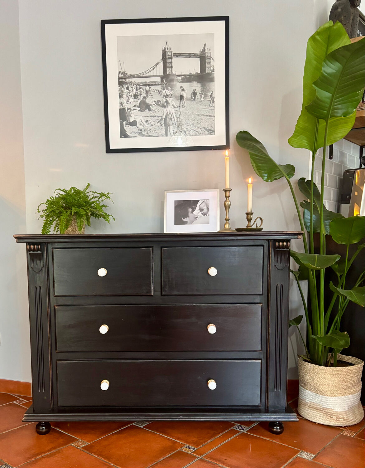 Commode vintage noir en pin peinte à la main