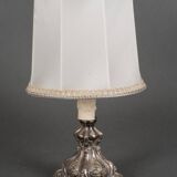 Lampe en argent ou métal argenté de style Louis XIV XIXe abat-jour blanc